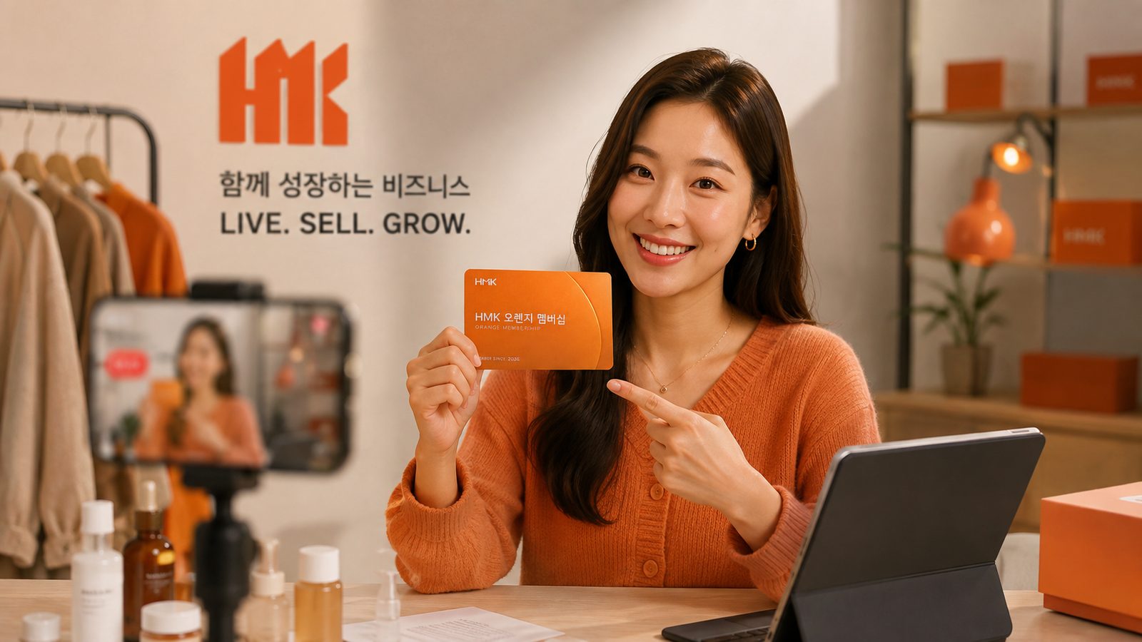 라이브커머스 스튜디오에서 멤버십 카드를 소개하는 셀러